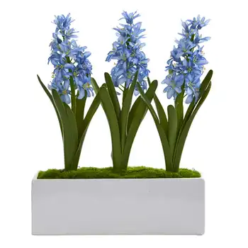 Аранжировка от изкуствени цветя в бяла ваза в синьо